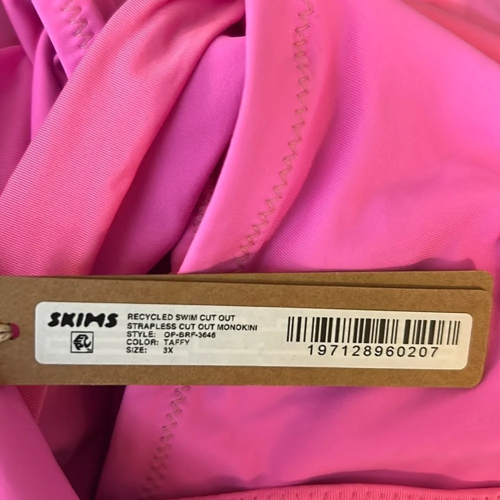 NWT SKIMS (B10)SWIM STRAPLESS CUTOUT MONOKINI IN TAFFY SIZE 3X